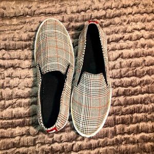 GUESS,excellent condition, very comfortable. perfect for weaning on everything.,